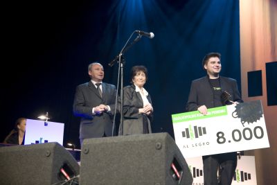 Bartosz Jaśkowski, laureat Grand Prix ubiegłorocznego Ogólnopolskiego Konkursu Piosenki AL LEGRO. TRIBUTE TO SZPILMAN wraz z Kazimierzem Górskim, prezydentem Sosnowca oraz Haliną Szpilman, żoną Władysława Szpilmana