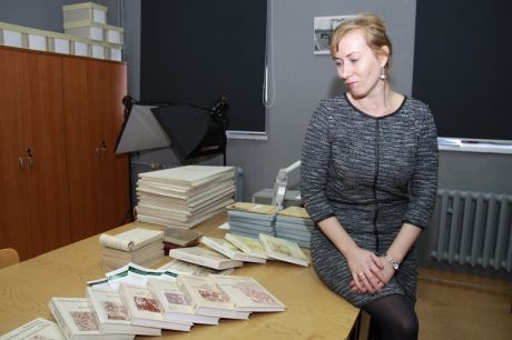 Na zdjęciu: dr Agnieszka Pieńczak prezentuje kolejne tomy „Komentarzy do Polskiego Atlasu Etnograficznego” wydawane od 2002 roku w Cieszynie, zawierające opis materiałów PAE  Fot. Sekcja Prasowa UŚ
