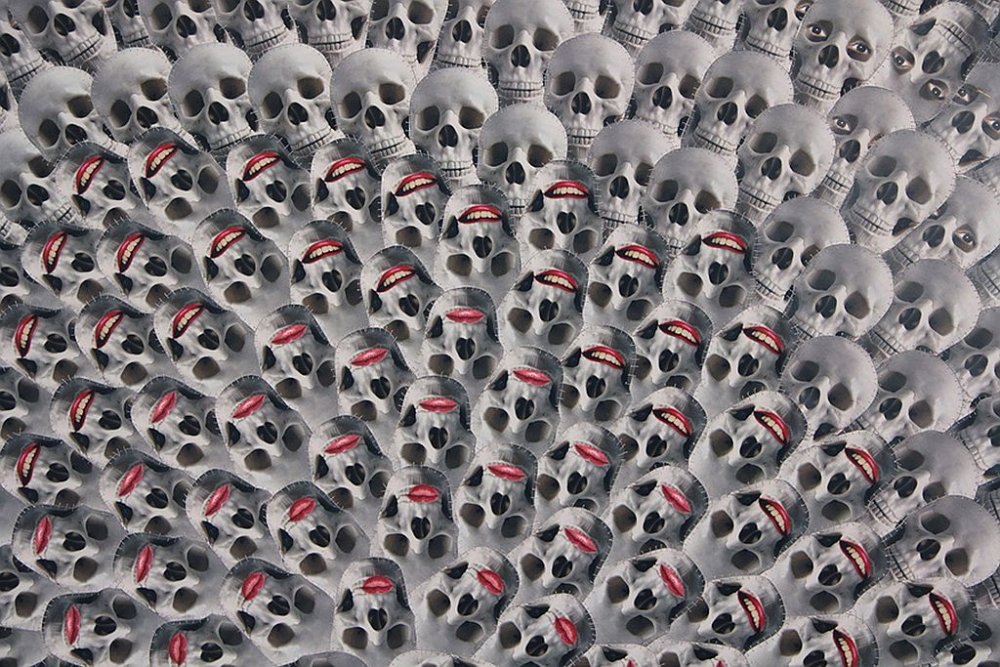 Irena Nawrot, „Autoportret z czaszką II”, 2014, fotografie czarno-białe, nić krawiecka, średnica 135 cm (fragment)