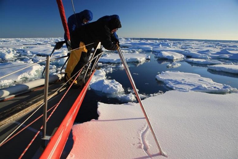 Przez lody na Morzu Rossa - fot. Piotr Lubaczewski SelmaExpeditions